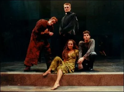 G - Qui interprète Quasimodo, le sonneur des cloches, amoureux de la belle Esmeralda dans la comédie musicale ''Notre-Dame de Paris'' ?