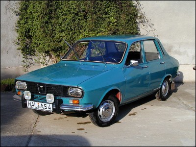 La Dacia 1300 est l'une des premières voitures de cette marque. Elle ressemble beaucoup à celle de l'illustration et ce sont les mêmes voitures. Quel véhicule lui a servi de base ?