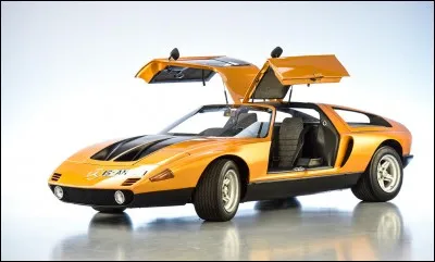 Quel prototype de Mercedes-Benz a &eacute;t&eacute; &eacute;quip&eacute; d'un moteur &agrave; piston rotatif Wankel puis d'un V8 ?