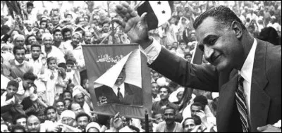 Que fait Nasser en 1956 ?