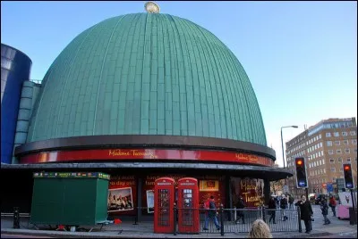 Dans quelle ville peut-on visiter le premier musée de cire de Madame Tussauds, comparable au musée Grévin ?