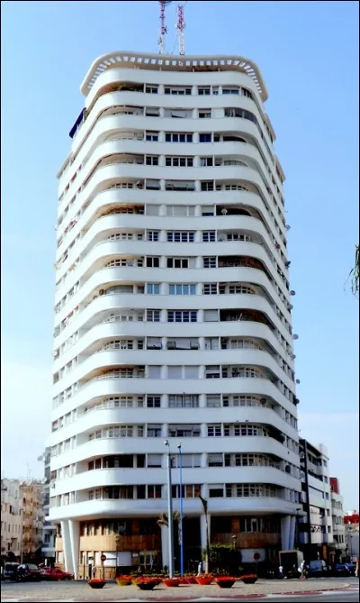 Un I.G.H. est un Immeuble de Grande Hauteur dont le plancher bas du dernier niveau est situé, par rapport au niveau du sol, le plus haut utilisable pour les engins des services publics de secours et de lutte contre l'incendie :