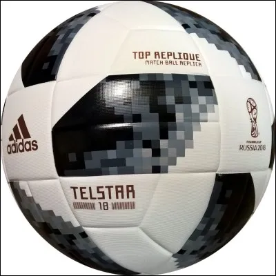 Le ballon officiel est Telstar 18.