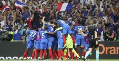 Commençons simplement : Qui est le sélectionneur de l'équipe de France pour cette Coupe du Monde ?