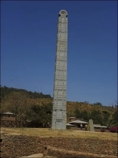 Continuons avec Aksoum. Ce site possède des obélisques magnifiques. Il est situé en...