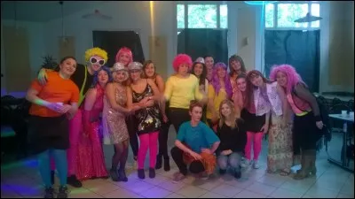 À une soirée costumée, tu viens...