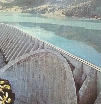 Dans quel département est situé le barrage de Roselend ?