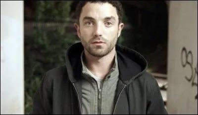 Julie s'est fait poignarder par...