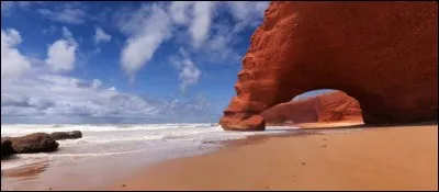 Cette merveille se situe sur la côte atlantique, au sud d'Agadir : il s'agit d'une côte balayée de vents violents et avec le va-et-vient des vagues, des arcs et des tunnels ont été sculptés dans les falaises de grès rouges, faisant de ce littoral un paradis pour les surfeurs et tous ceux en quête d'aventures. On y admire entre autres, trois splendides arches, oeuvre des marées.