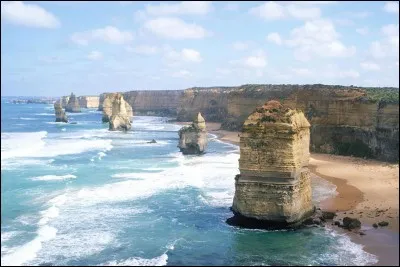 C'est la plus mythique des côtes australiennes. Elle est reconnue comme l'une des plus spectaculaires routes côtières au monde, elle s'étend sur environ 243 km. Paradis du surf et des formations rocheuses spectaculaires.