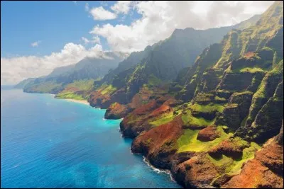 Ce tronçon de 26 km de littoral accidenté, sur la rive nord-ouest de Kauai, signifie "les falaises" : ces parois, de couleur émeraude, entourées de végétation tropicale, descendent directement dans l'océan. L'accessibilité, y est cependant problématique.