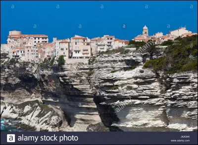 On y retrouve de hautes falaises sur ses 1049 km de côtes. Elles sont formées de roches variées (calcaires, granites, schistes) offrant des paysages différents : côtes déchiquetées ou paroi de roches volcaniques, on y découvre aussi des plages bordées d'étangs ou de marais.