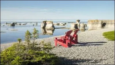 L'érosion a donné ces monolithes et c'est cette côte au Canada qui en possède le plus. Elle contient aussi plus de mille îles ou îlots, ce qui donnent un aspect irréel au spectacle. Au Québec, on oublie la baignade mais pour les cétacés, petits ou grands, on peut aller les observer en kayaks ou en zodiacs.