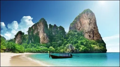 Cette côte, du sud de la Thaïlande, seulement accessible par la mer, est un véritable paradis tropical. Les falaises qui se teintent au soleil de jaune et rouge, la luxuriante jungle, les eaux turquoises, la plage immaculée et le ciel teinté de violet, se conjuguent pour offrir cet oasis de beauté.