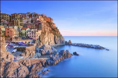 Ces cinq villages, nichés dans cette côte montagneuse, bénéficient d'une vue incomparable sur la mer. Ils sont d'ailleurs classés au patrimoine mondial de l'UNESCO. C'est l'un des coins le plus typiquement authentique, de l'Italie du nord.
Les cultures en terrasses sont cultivées sur des pentes impossibles et les maisons défient les profondeurs des abîmes.