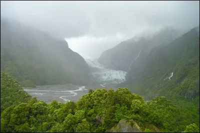 Cette côte sauvage est un paradis pour les couchers de soleil : elle foisonne en rivières, gorges et glaciers, étant entourée d'abondantes forêts tropicales.