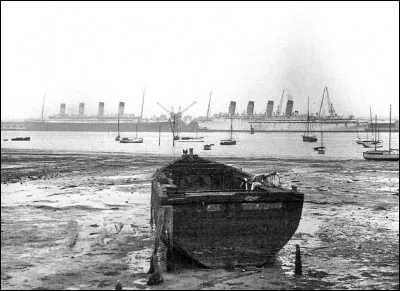 Cette photo représente deux paquebots retirés du service en 1934/1935 pour être démolis. Très aimés, le public fut triste de les voir partir. Qui sont-ils ?