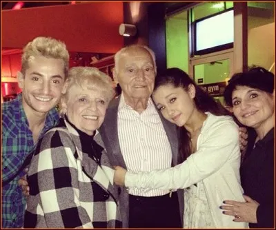 Comment s'appelle la famille d'Ari ?