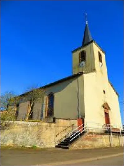 Nous sommes dans le Grand-Est, devant l'&eacute;glise Saint-Pierre de Torcheville. Village du parc naturel r&eacute;gional de Lorraine, dans le Saulnois, il se situe dans le d&eacute;partement ...