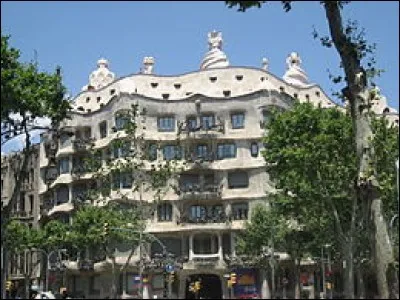 La Casa Milà est un édifice située à Madrid.
