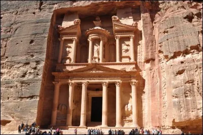 J : P&eacute;tra est situ&eacute;e en Jordanie.