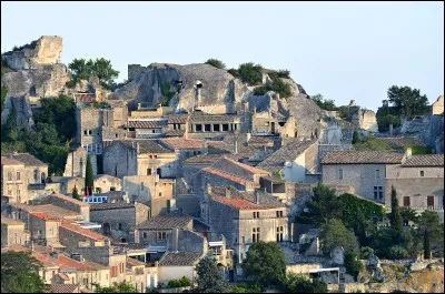 B : Les Baux-de-Provence est une commune situ&eacute;e dans les Bouches-du-Rh&ocirc;ne.