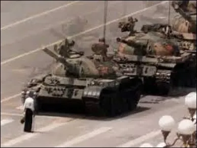 P : Dans quelle capitale a-t-on vu un homme sans armes arrêter la progression d'une colonne de 17 chars d'assaut ?