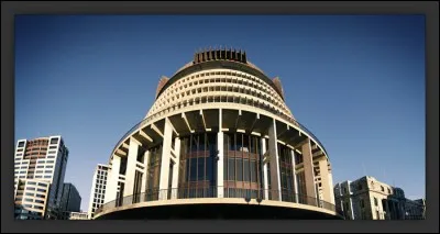 W : Quelle capitale est aussi le nom du général vainqueur de la bataille de Waterloo ?