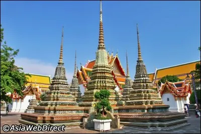 B : Le nom de quelle capitale complète le titre d'une chanson de Murray Head : ''One Night in ------------'' ?