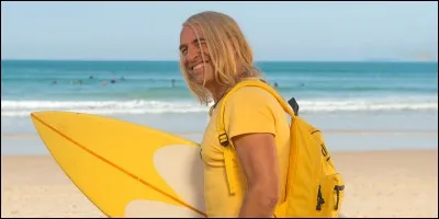 C'est dans le film "Brice de Nice" que l'on peut voir un homme aimant le surf et en particularité "casser les gens".