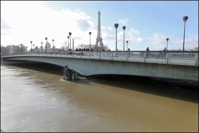 Quel est le célèbre fleuve qui traverse Paris ?