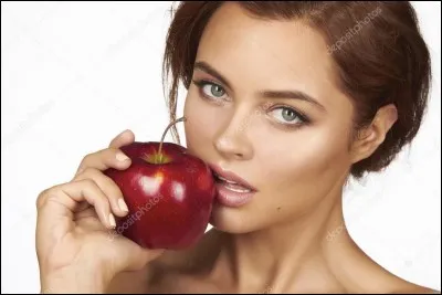 Traduisez - "Les femmes mangent des pommes rouges"