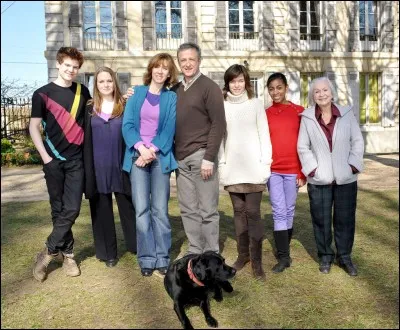 Près de quelle grande ville habite au départ la famille d'accueil ?