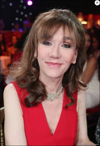 Comment la petite voisine des protagonistes s'appelle-t-elle ?