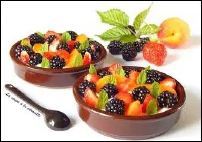 Elle est la sur supérieure d'un monastère de femmes.