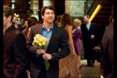 L'acteur Patrick Dempsey amène un joli bouquet de roses jaunes au restaurant, pour ses retrouvailles avec son amie. Que va-t-il faire des fleurs ?