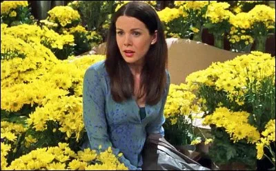 Lorelei Gilmore (héroïne de la série Gilmore girls) adore les marguerites, et comme on le voit, elle s'en entoure... Pour quelle raison est-elle ainsi cernée de fleurs ?