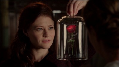 L'actrice Emilie de Ravin a l'air bien intriguée par cette rose sous cloche, dans ce rôle particulier. Qui est-elle ?