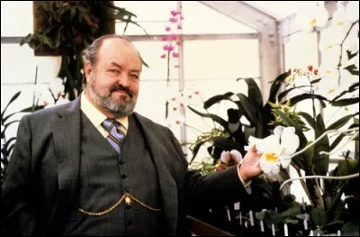 Quelles belles fleurs, certains en sont des passionnés et consacrent des fortunes à leur collection. Il s'agit d'une photographie de la série "L'homme à l'orchidée", qui met en scène un détective adorant les orchidées nommé... ?