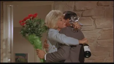 Bouquet de roses et champagne, une formule idéale pour célébrer une fête ou pour faire passer certaines nouvelles. Dans la comédie "Ne m'envoyez pas de fleurs", avec Doris Day et Rock Hudson, quel est le problème du mari ?