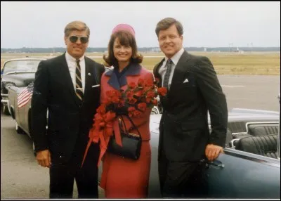 Ce bouquet de roses rouges reste un symbole fort de cette terrible journée ! Cette illustration est tirée du film "Love field" (du nom de l'aéroport de Dallas, Texas). La vraie Jackie Kennedy n'a pas compris ce bouquet offert à son arrivée à Dallas, pour quelle raison ?