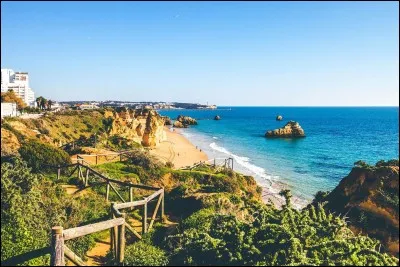 P : Faro est le chef-lieu de l'Algarve au Portugal.