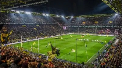 Quelle équipe joue au Signal Iduna Park ?