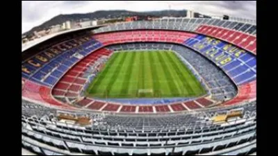 Quelle équipe joue au Camp Nou ?