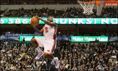 En 2006, Nate Robinson (1m75) sauta au-dessus de 2 joueurs.
Qui étaient-ils ?