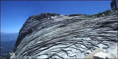 Notre peau vit un ph&eacute;nom&egrave;ne de desquamation, c'est-&agrave;-dire qu'elle s'exfolie par elle-m&ecirc;me. En combien de temps en moyenne une peau saine se renouvelle-t-elle ?