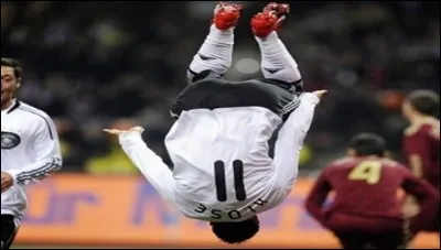 Quel joueur a inscrit le premier triplé de la compétition ?