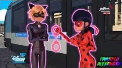 Que fait apparaître Ladybug grâce à son Lucky-Charm ?