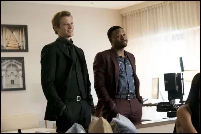 Au sein de la fondation Phœnix, quel métier exerce Bozer et quel métier exerçait-il avant de faire partie de Phœnix ?