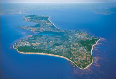 R : L'île de Ré est située en Charente.